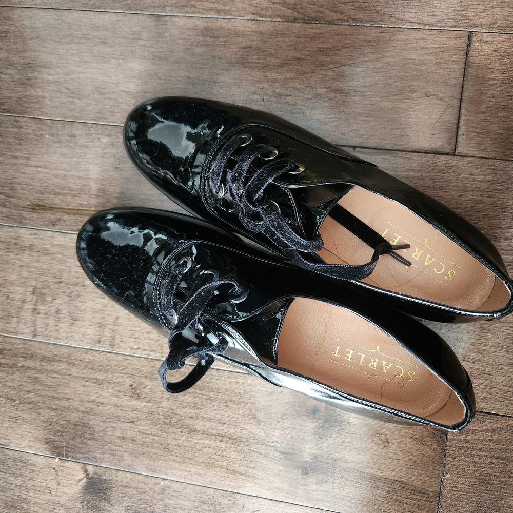 Scarlett Black Flats Sleek Leather Design
